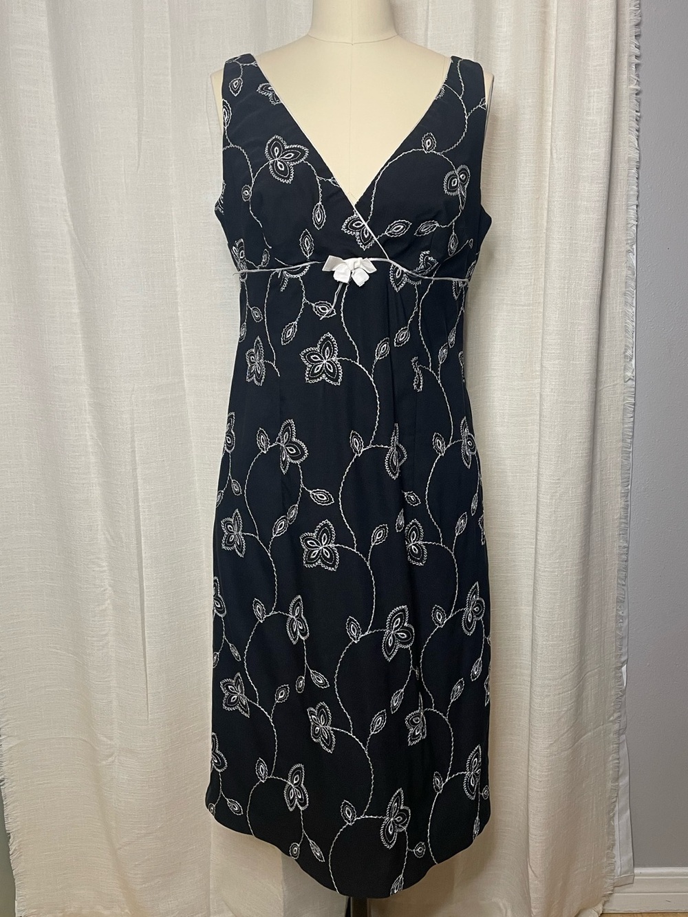 🖤 Karen Kane - Black Floral Embroidered V-Neck Midi Size 8 Dress